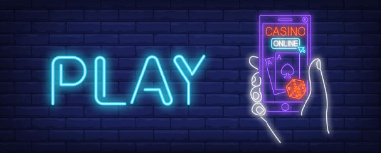 Texten "Play" brevid en hand som håller i en mobiltelefon med texten "Casino online"