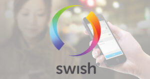Swish logga i förgrunden och hand med mobil i bakgrunden
